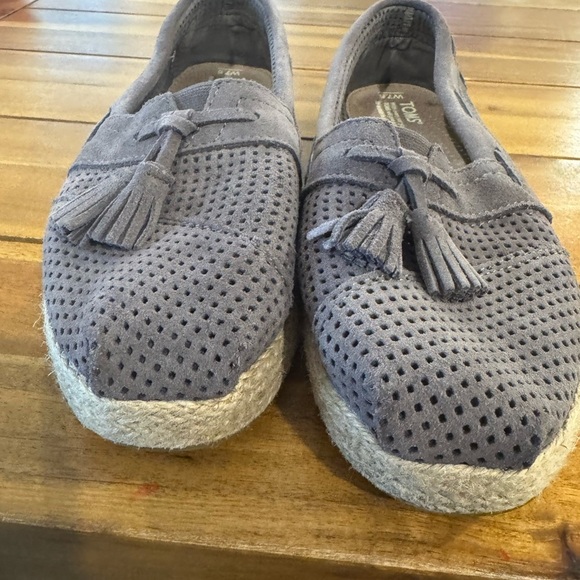 TOMS Perforated Ash Color HIGH ROPE Espadrille Suede with Tassels Size 7.5 - Picture 3 of 5